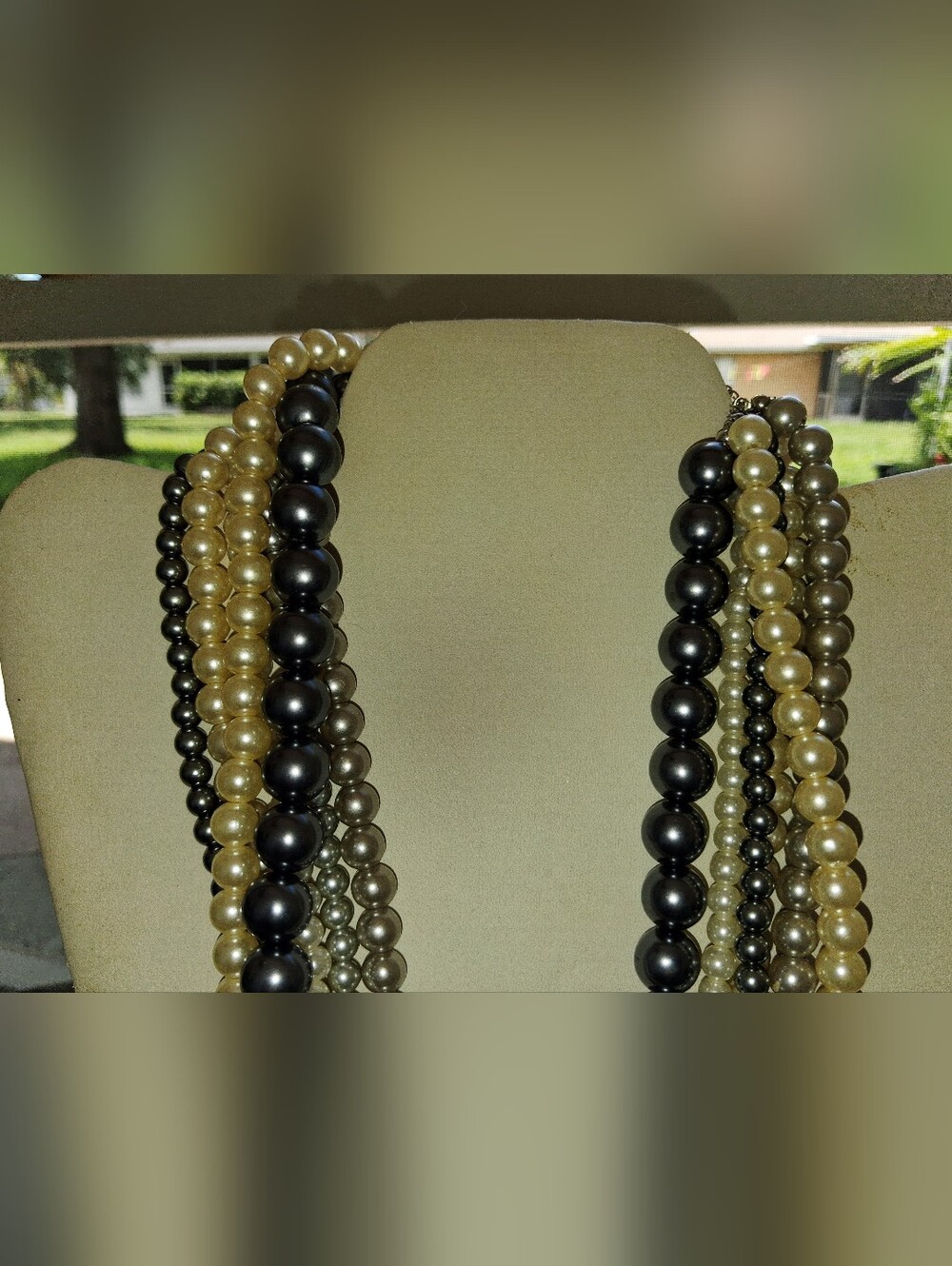 VERY PRETTY 7 STRANDED GREY & WHITE PEARL COSTUME NECKLACE - Picture 5 of 6
